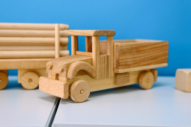 Foto carros de brinquedo de madeira sobre um fundo azul