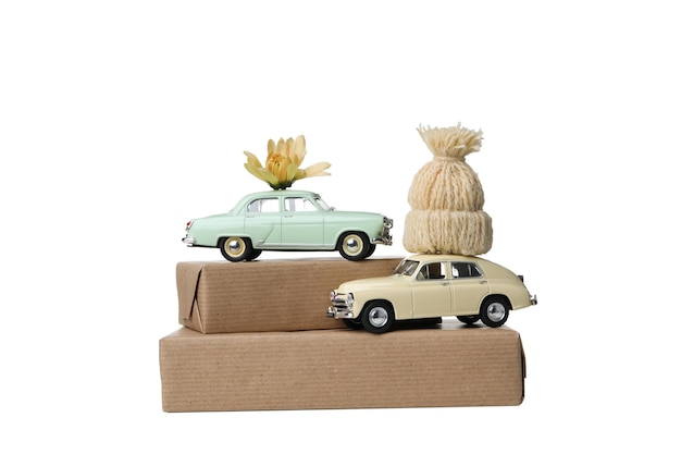 Carros de brinquedo PNG com uma flor e um chapéu no telhado isolados em um fundo branco