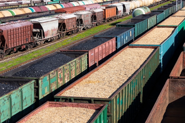 Carros de carvão, aparas de madeira e serragem no trem. Aquecimento global. Produção de energia.