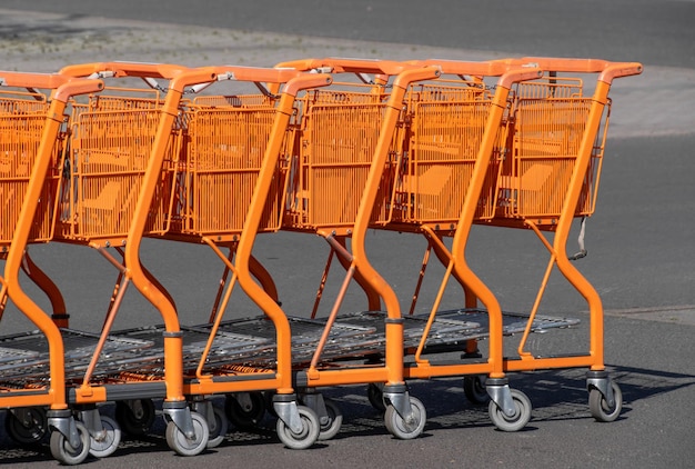 Foto carros de compras na estrada da cidade