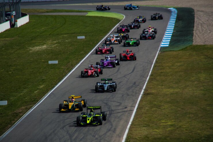 Foto carros de corrida em pistas desportivas