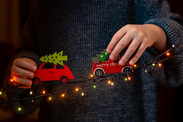 Carros de natal nas mãos de um menino