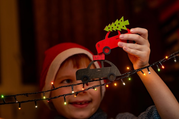 Carros de natal nas mãos de um menino