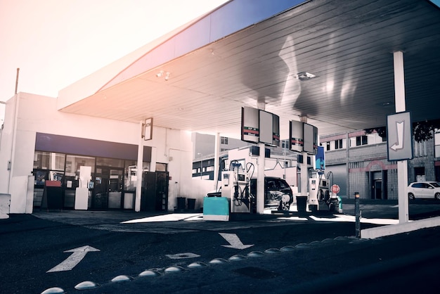 Carros de posto de gasolina e combustível para viagens ou transporte parada automática e serviço de diesel Estrada matinal e área de gasolina para troca de óleo de transporte ou depósito para inspeção itinerante