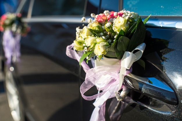 Carros decorados com flores nas portas do casamento