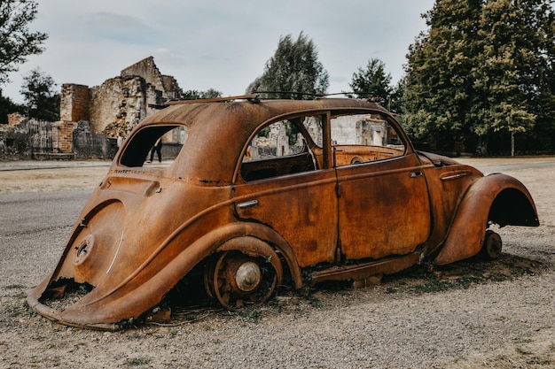 Carros destruídos durante a 2ª guerra mundial na cidade oradour sur glane frança