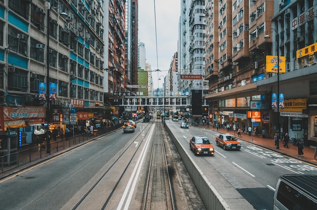 Carros em movimento na estrada da cidade