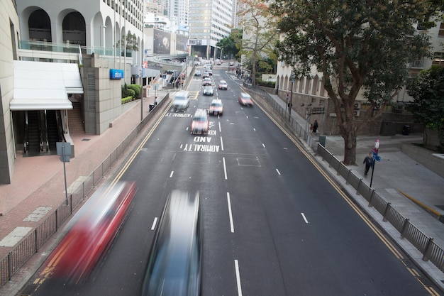 Carros em movimento na estrada