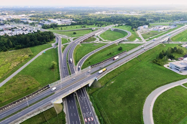 Carros em movimento na junção rodoviária de transporte em vista aérea da cidade