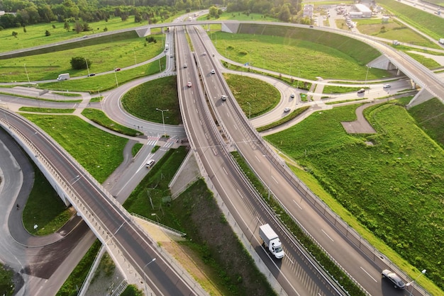 Carros em movimento na junção rodoviária de transporte em vista aérea da cidade