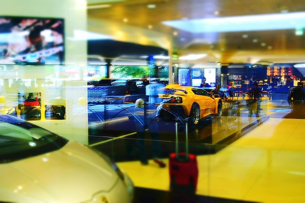 Foto carros em salão de exposições