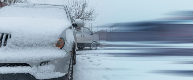 Foto carros encolhidos por uma espessa camada de neve