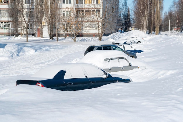 Carros estacionados após uma nevasca. Inverno na Rússia