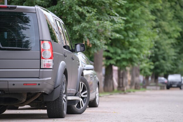 Carros estacionados em linha no conceito de tráfego urbano do lado da rua da cidade