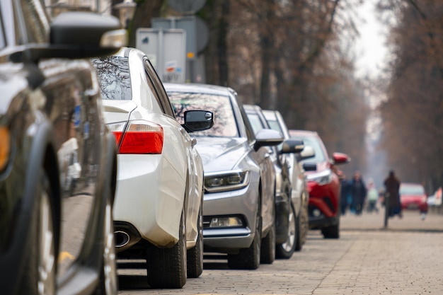 Carros estacionados em uma linha em uma rua da cidade.