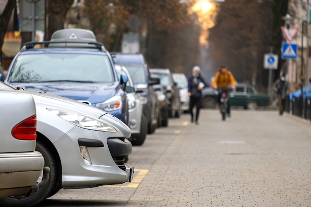 Carros estacionados em uma linha em uma rua da cidade.