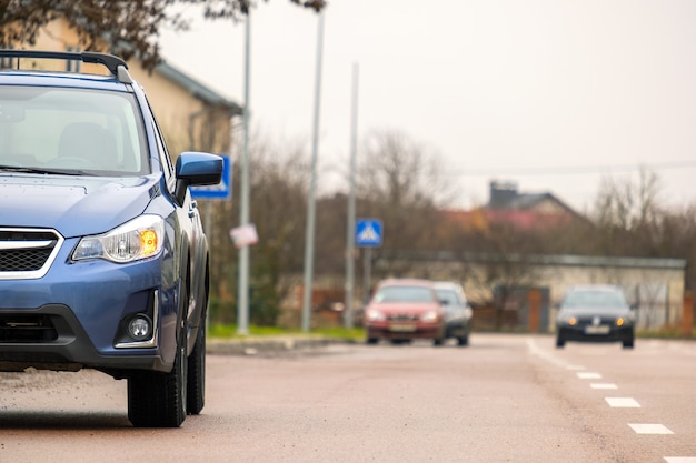 Carros estacionados em uma linha em uma rua da cidade.