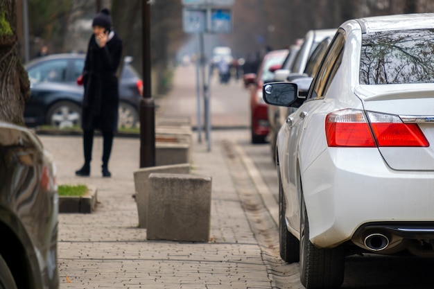 Carros estacionados em uma linha em uma rua da cidade.