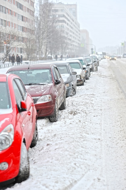 Carros estacionados na beira da estrada no inverno