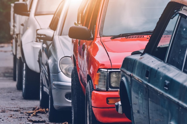 Carros estacionados na estrada