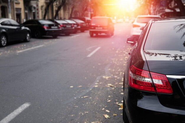 Carros estacionados na rua ao pôr do solxa