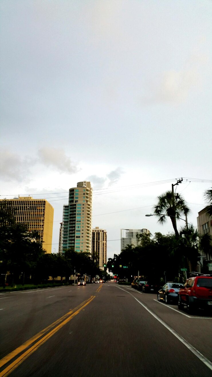 Foto carros estacionados na rua da cidade contra o céu