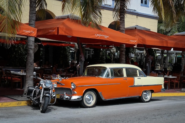 Foto carros estacionados na rua.