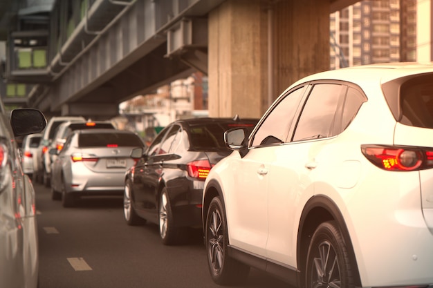 Carros jam na rua ou estrada com viaduto borrão