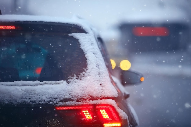 carros na cidade de engarrafamento de trânsito de inverno / clima de inverno na estrada da cidade, a vista do carro na estrada de neblina e neve