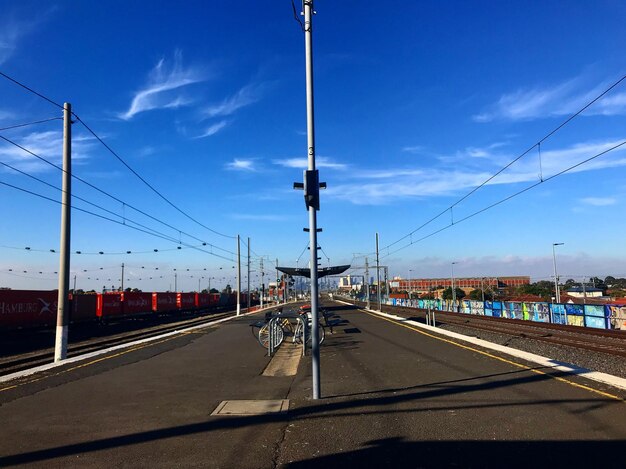 Carros na estrada contra o céu azul