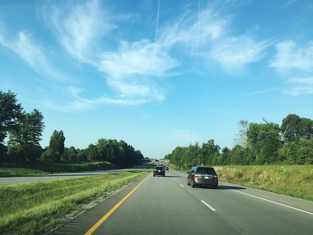 Carros na estrada contra o céu