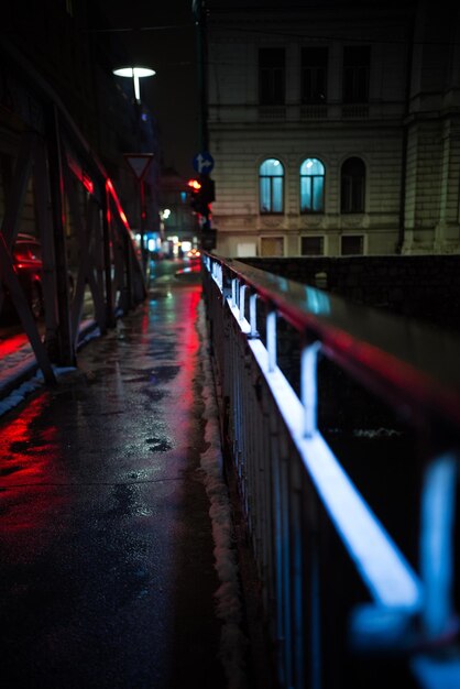 Foto carros na estrada da cidade à noite