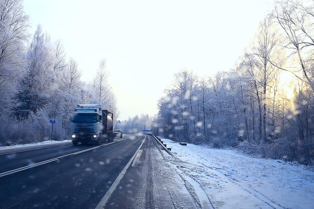 carros na estrada de inverno engarrafamento cidade / clima de inverno na rodovia da cidade, a vista do carro no nevoeiro e na neve da estrada