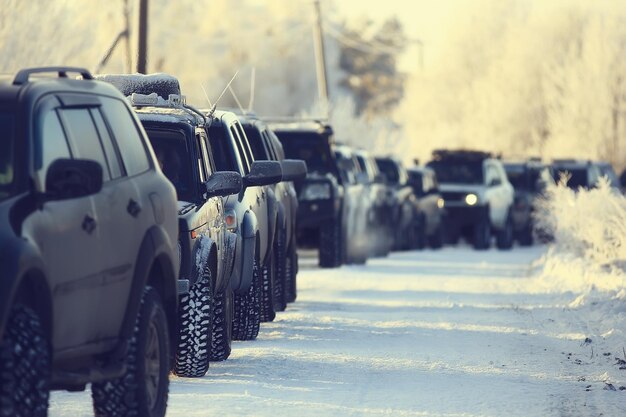 carros na estrada de inverno engarrafamento cidade / clima de inverno na rodovia da cidade, a vista do carro no nevoeiro e na neve da estrada