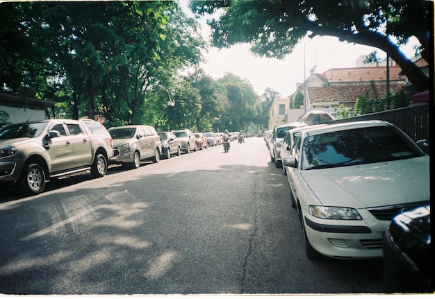 Carros na estrada na cidade