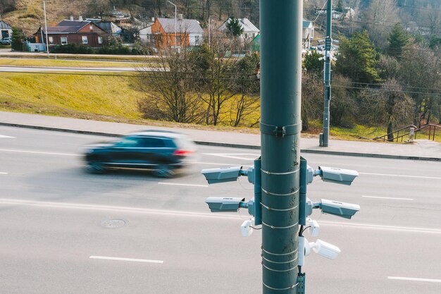 Carros na estrada na cidade