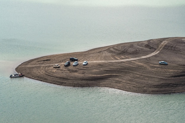 Carros na praia. visão remota. reservatório chirkeyskoe, daguestão.