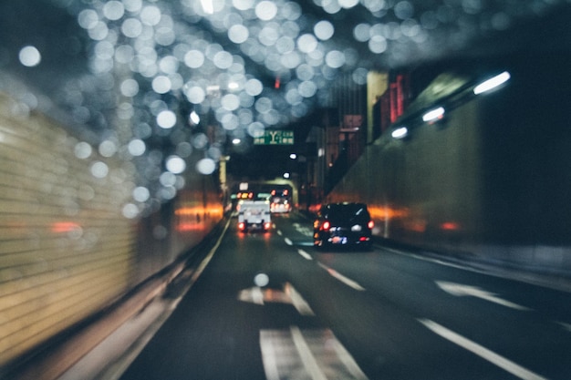 Foto carros na rua à noite.