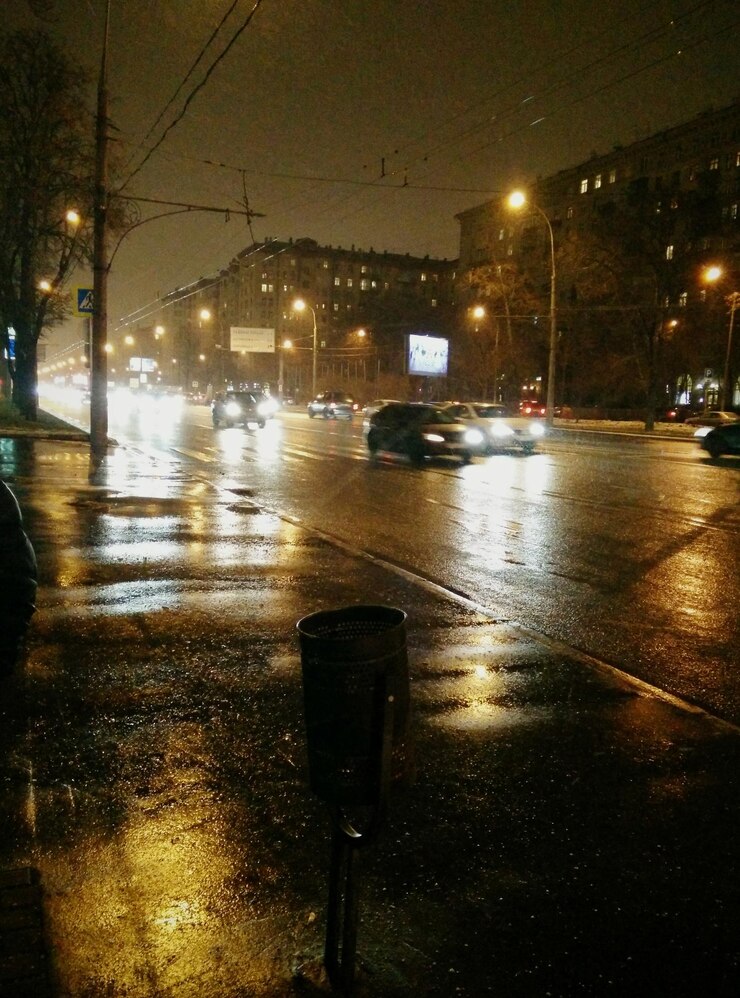Foto carros na rua à noite.