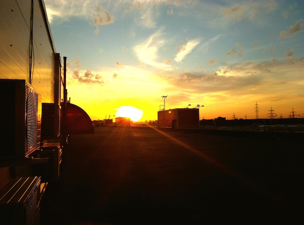 Foto carros na rua ao pôr-do-sol