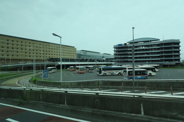 Foto carros na rua contra edifícios na cidade