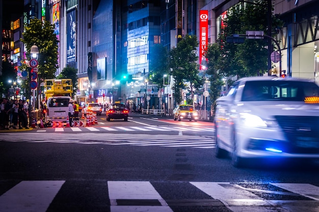 Carros na rua da cidade à noite