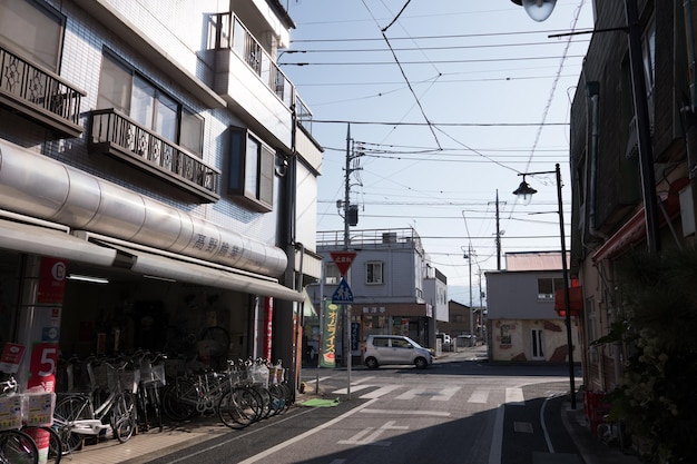 Carros na rua em meio a edifícios na cidade