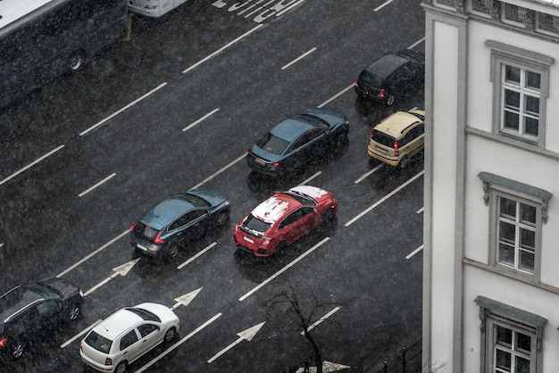 Carros no trânsito visto de cima