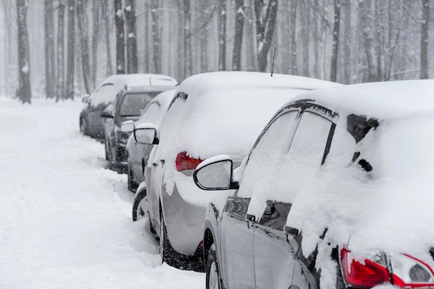 Carros parados no estacionamento nevado em dia de inverno