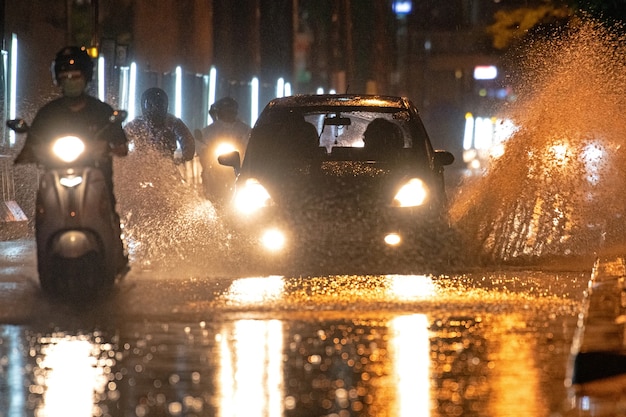 Foto carros que vão rápido em estradas molhadas