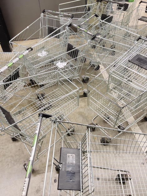 Foto los carros de los supermercados están en desorden en el piso de la tienda