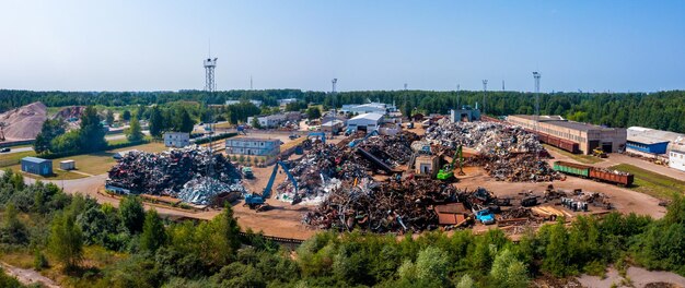 Carros velhos danificados no ferro-velho à espera de reciclagem