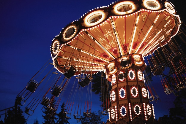 Foto carrossel carrossel no parque de diversões na cidade à noite