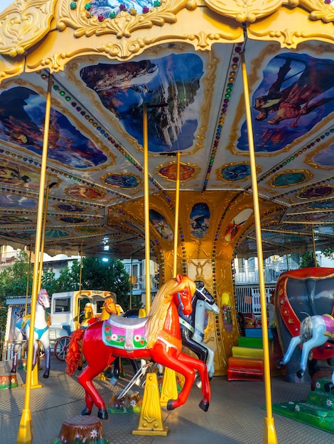 Carrossel com cavalos Atração brilhante para crianças Entretenimento no parque Cavalos de brinquedo